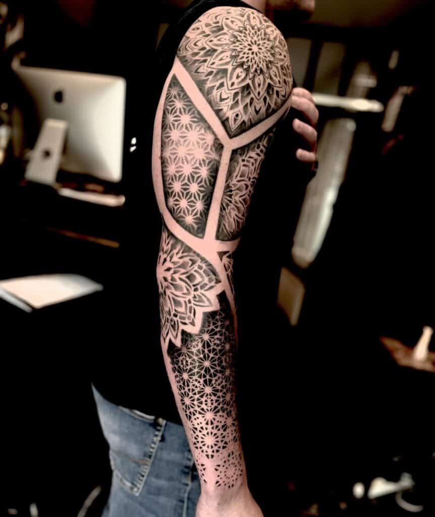 15. Geometrical sleeve