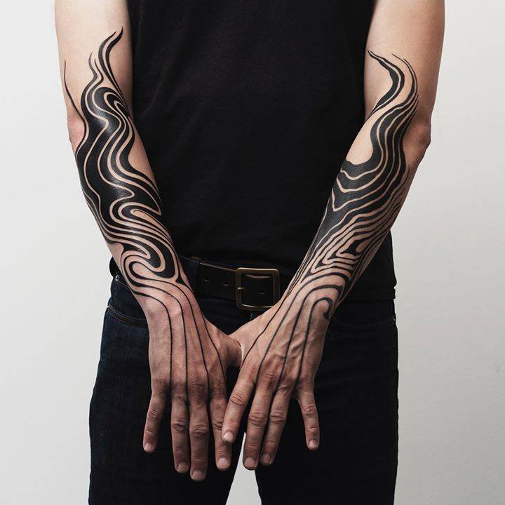 Twin mirrored suminagashi flowing on both forearms