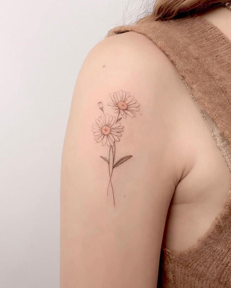 Delicate-daisy-tattoo-on-the-shoulder.jpg